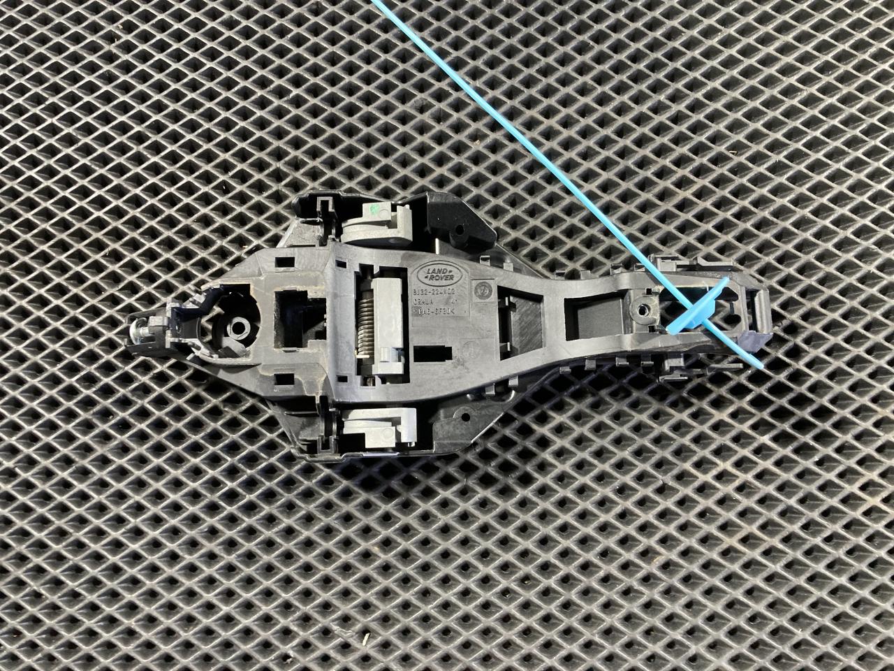 скелет ручки двери передней правой Jaguar XE 1 поколение X760 2017, 5.0 л., 508PN, бензин, АКПП, BJ32224N02, DK62224A00AA, C2D56224, LR025540, LR108184, LR078757 - фото №1