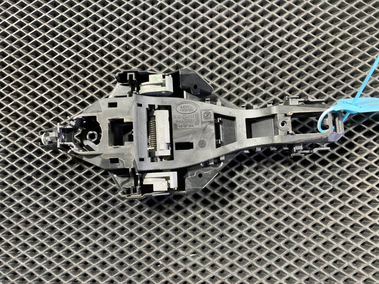 скелет ручки двери передней правой Jaguar XE 1 поколение X760 2017, 5.0 л., 508PN, бензин, АКПП, BJ32224N02, DK62224A00AA, C2D56224, LR025540, LR108184, LR078757 - фото №1