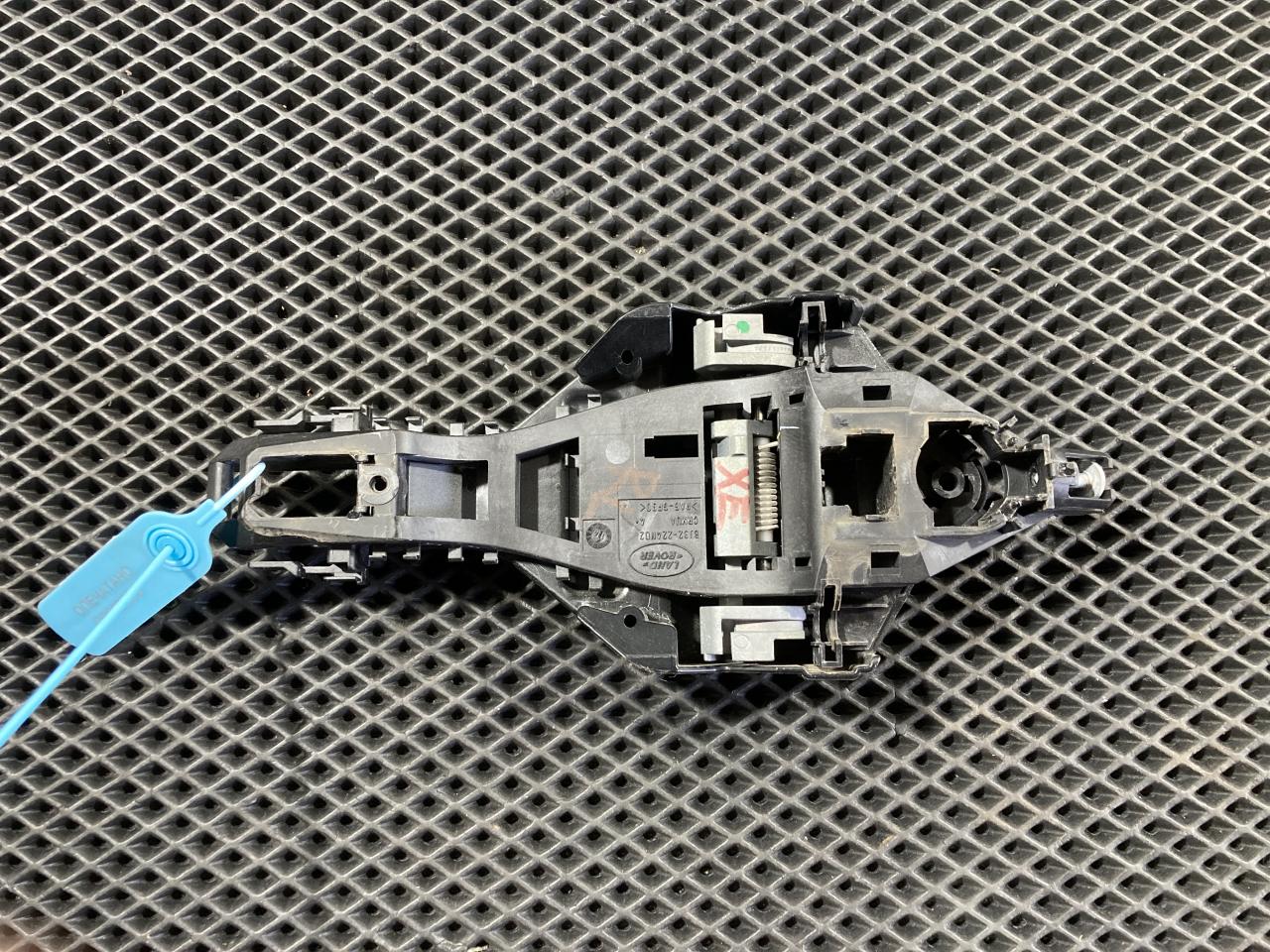 скелет ручки двери передней правой Jaguar XE 1 поколение X760 2017, 5.0 л., 508PN, бензин, АКПП, BJ32224N02, DK62224A00AA, C2D56224, LR025540, LR108184, LR078757 - фото №1