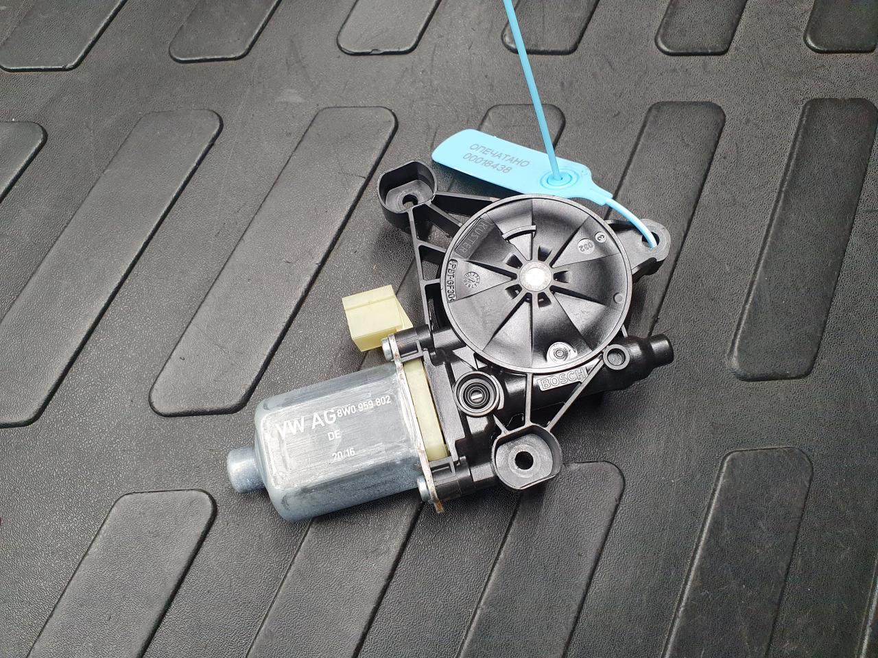 моторчик стеклоподъемника Audi Q7 4M 2016, 3.0 л., CREC, бензин, АКПП, внедорожник 5 дв., 8W0959802, 0130822704 - фото №1