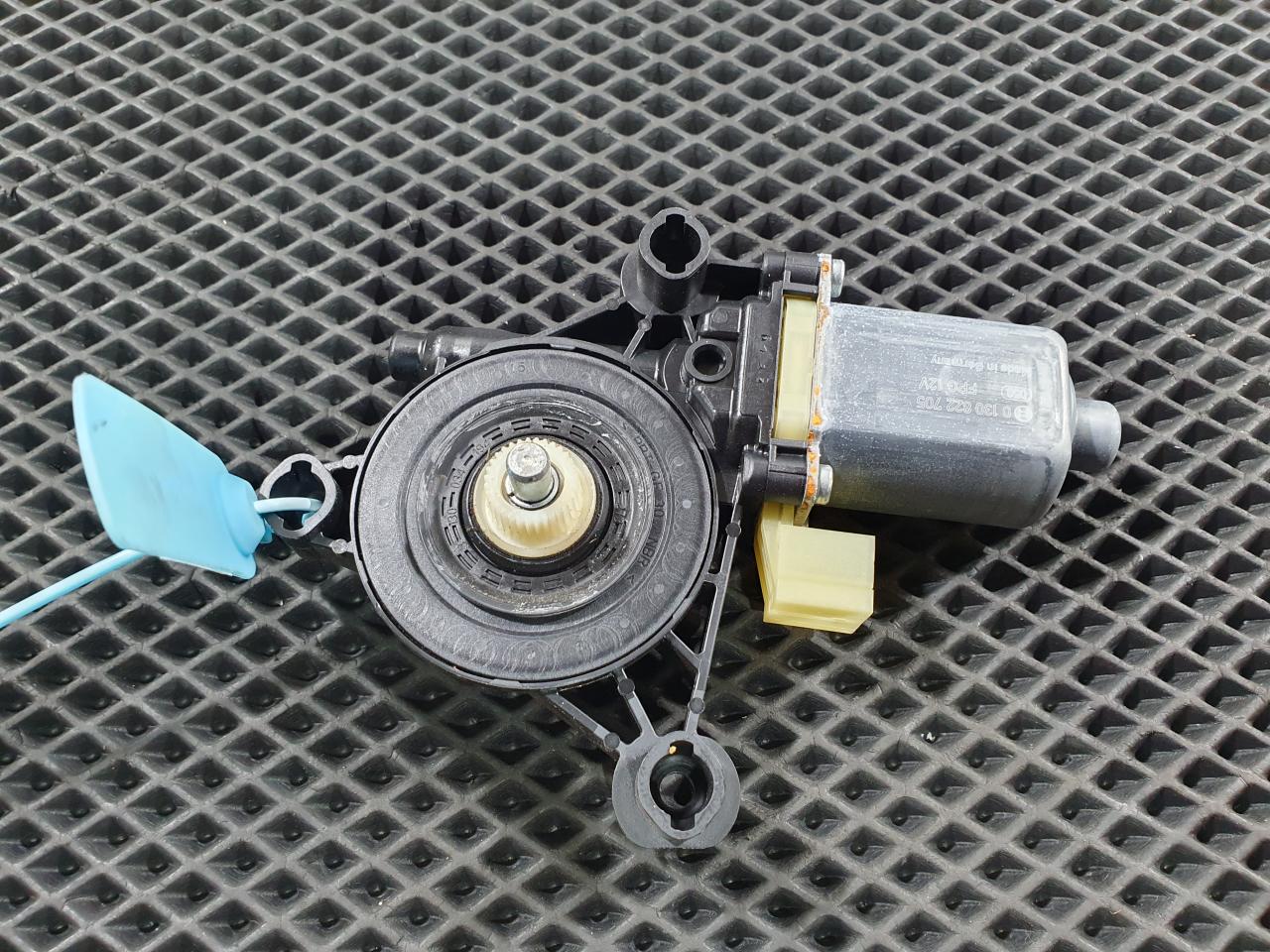 моторчик стеклоподъемника Audi Q7 4M 2016, 3.0 л., CREC, бензин, АКПП, внедорожник 5 дв., 8W0959801, 0130822705 - фото №1