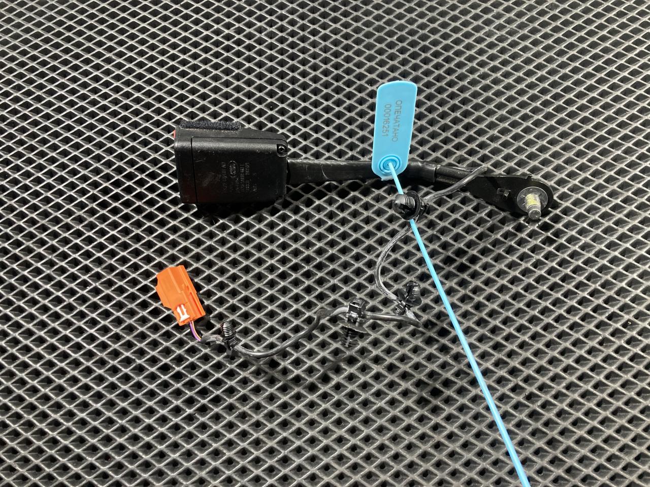 замок ремня безопасности Jaguar XE 1 поколение X760 2017, 3.0 л., AJ 126, бензин, АКПП, седан, FK7261208AD, T4A11105, LR092506, T4N9483, LR081110 - фото №1