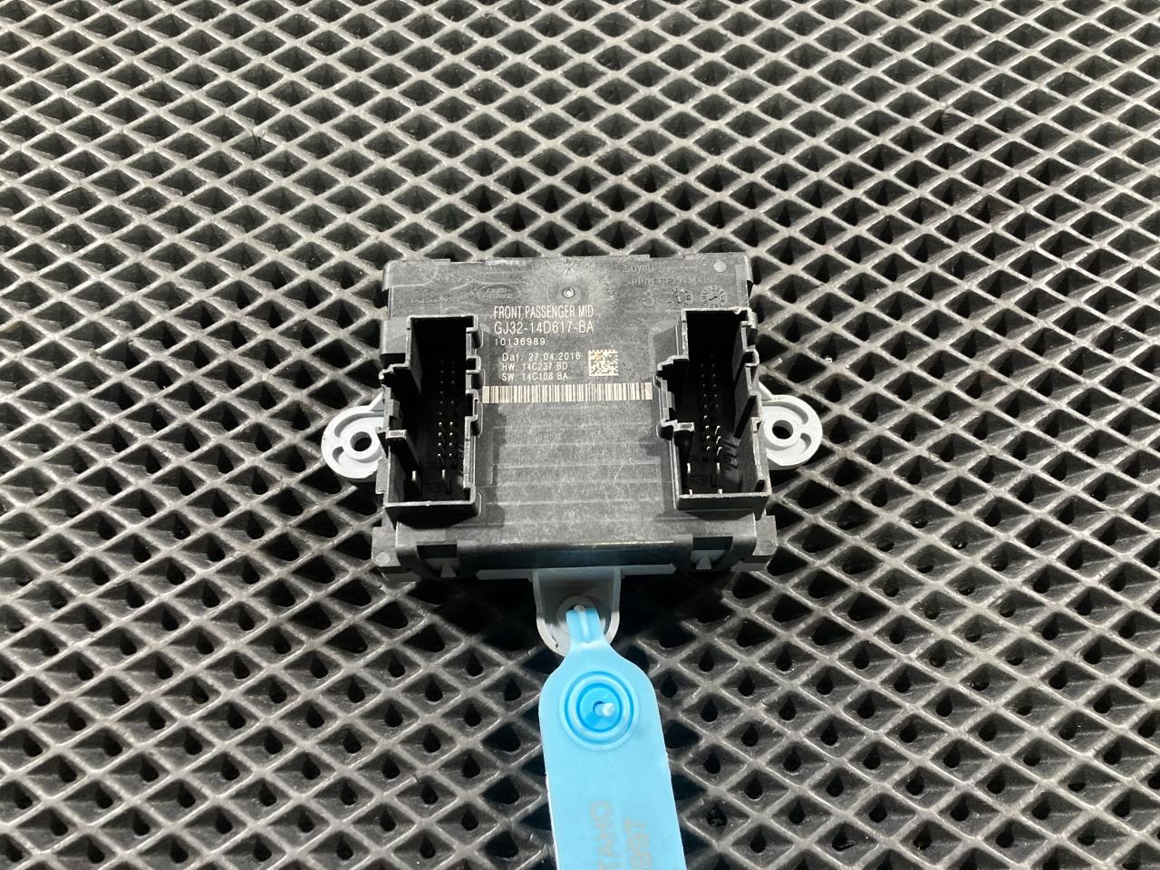 модуль управления двери Jaguar XE 1 поколение 2016, 3.0 л., бензин, АКПП, седан, GJ3214D617BA, T4N6272, T4N13285, T4N6274, LR092136 - фото №1