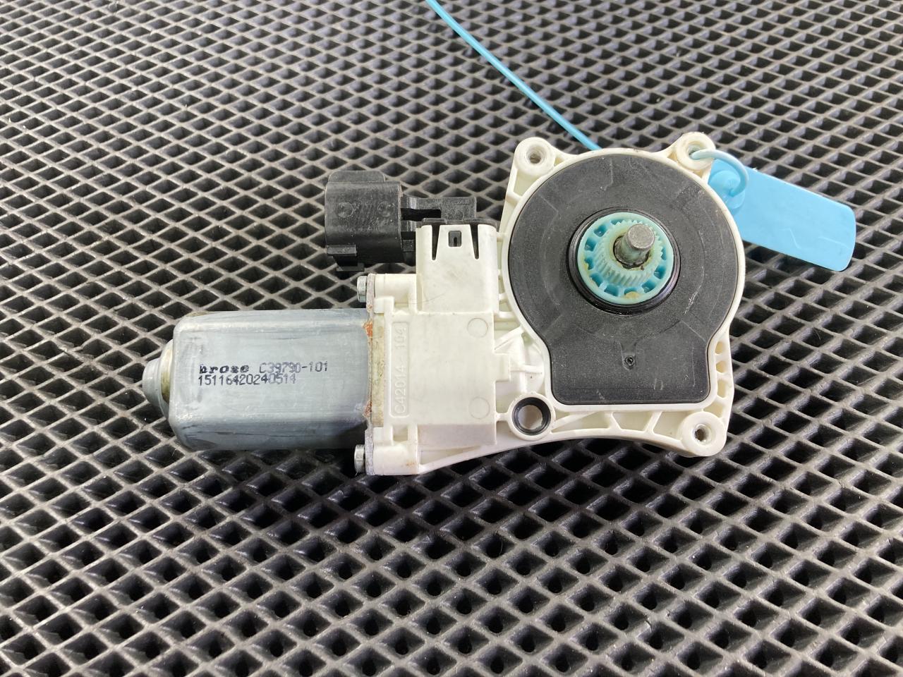 моторчик стеклоподъемника Jaguar XE 1 поколение X760 2016, 3.0 л., бензин, АКПП, C39790-101 - фото №1