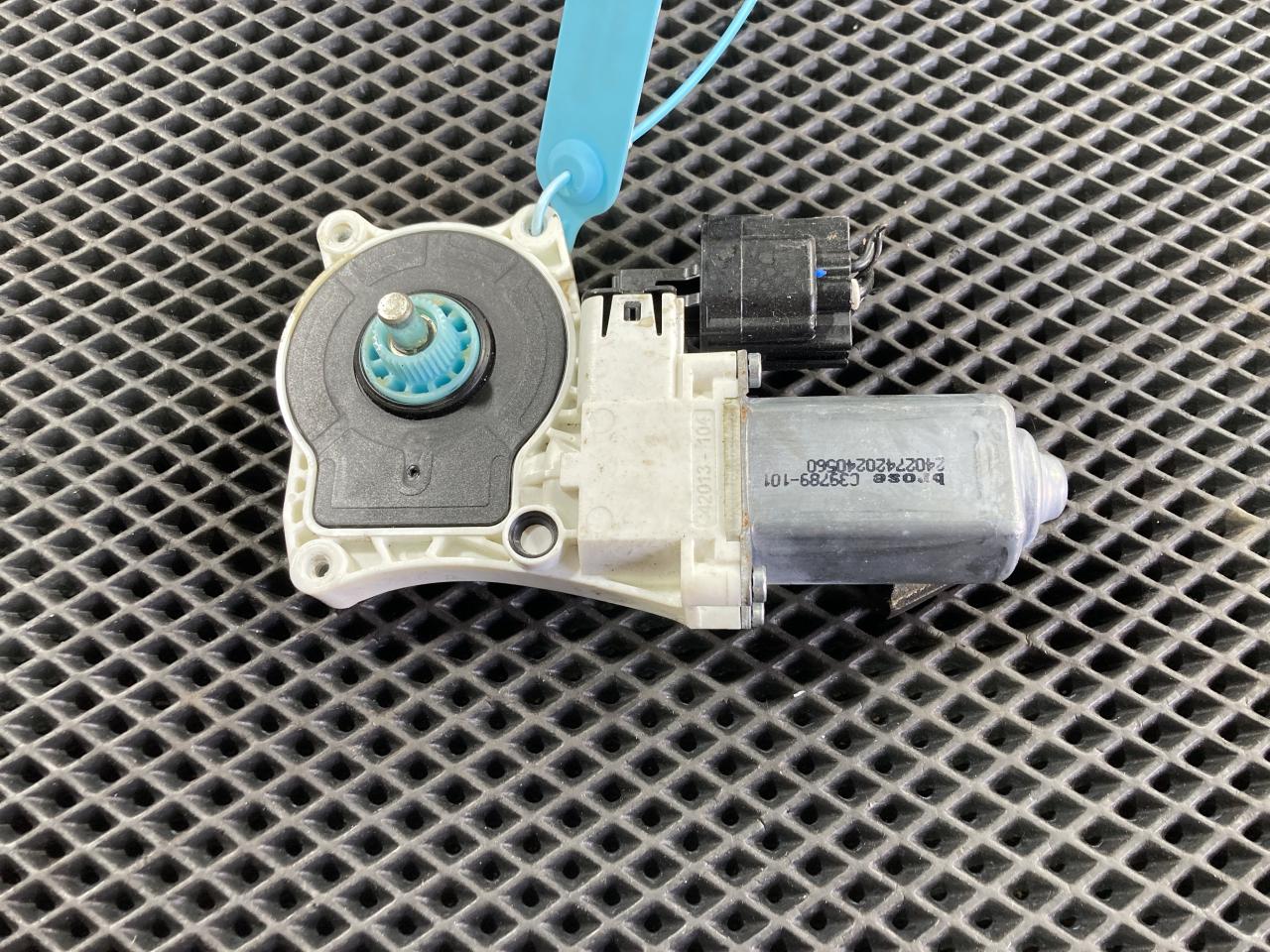 моторчик стеклоподъемника Jaguar XE 1 поколение 2016, 3.0 л., бензин, АКПП, C39789-101 - фото №1