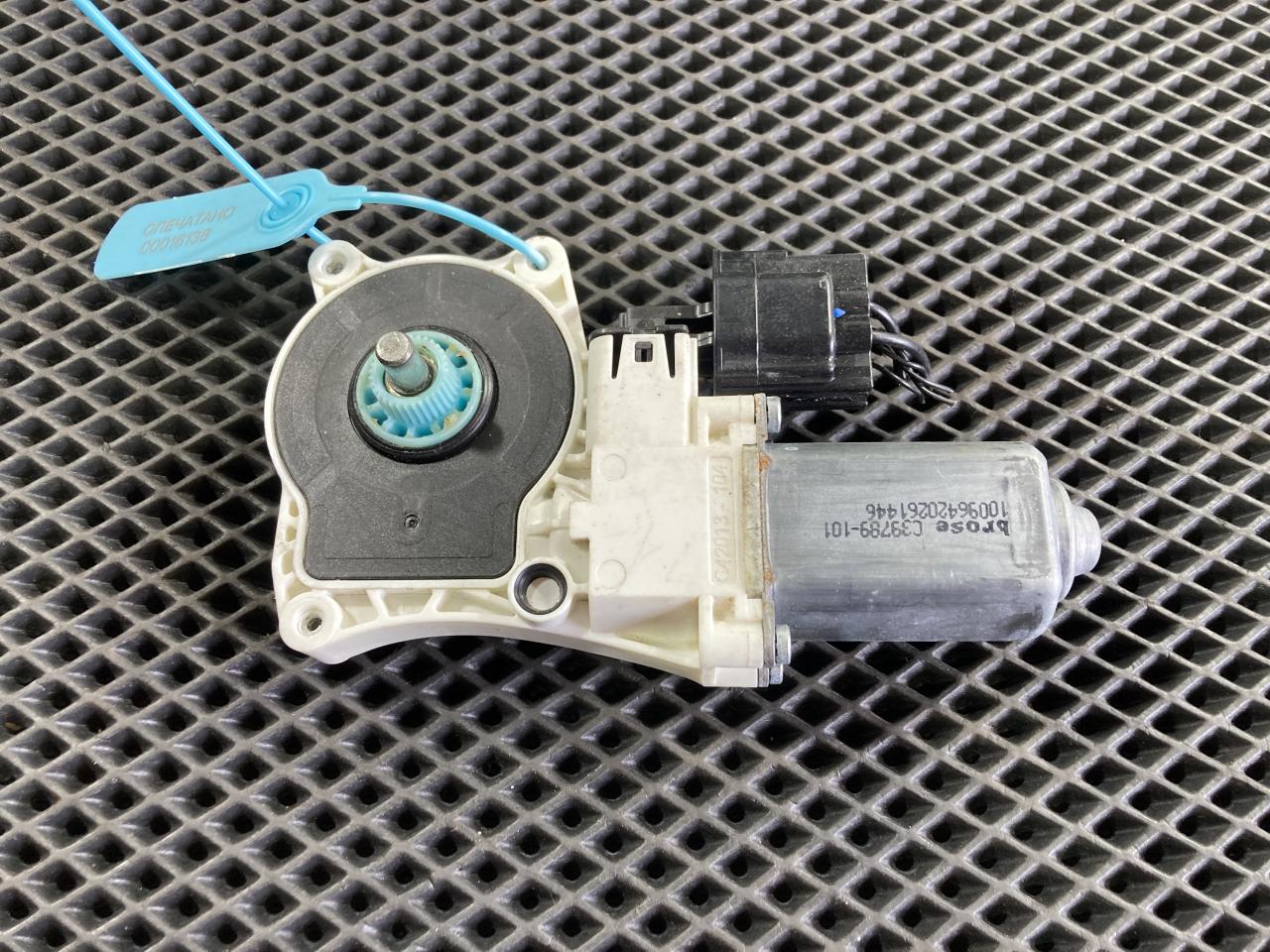 моторчик стеклоподъемника Jaguar XE 1 поколение X760 2016, 3.0 л., бензин, АКПП, седан, C39789-101 - фото №1