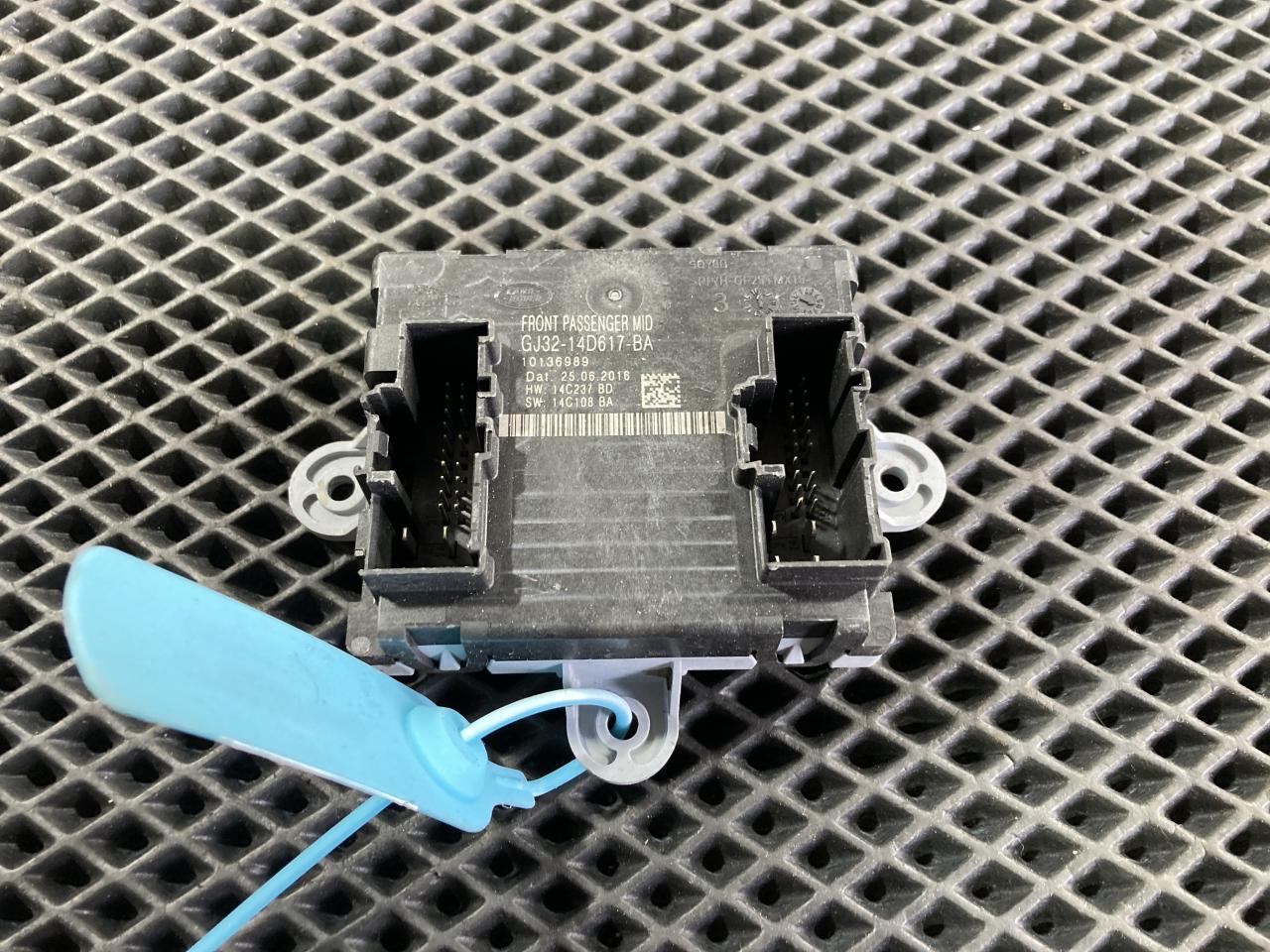 модуль управления двери Jaguar XE 1 поколение 2016, 3.0 л., бензин, АКПП, седан, GJ3214D617BA, T4N6272, T4N13285, T4N6274, LR092136 - фото №1