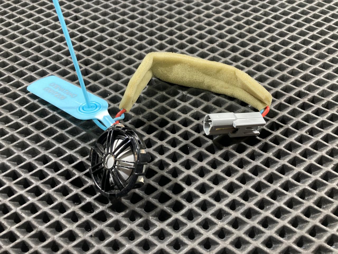 динамик высокочастотный (пищалка) Jaguar F-Pace 1 поколение 2016, 2.0 л., бензин, внедорожник 5 дв., BJ32-18808-AC, C2Z22814, LR025875 - фото №1