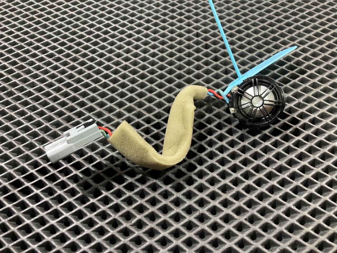 динамик высокочастотный (пищалка) Jaguar E-Pace 1 поколение 2018, 2.0 л., бензин, внедорожник 5 дв., BJ32-18808-AC, C2Z22814, LR025875 - фото №1