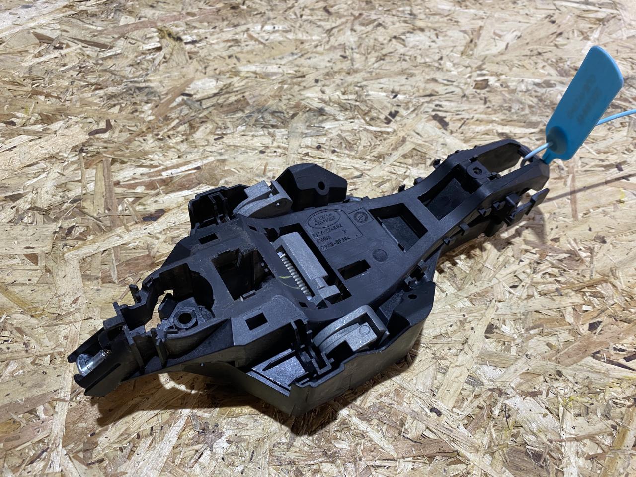 скелет ручки двери передней правой Land Rover Range Rover Sport 2 поколение 2014, 3.0 л., бензин, АКПП, внедорожник 5 дв., BJ32224N02, DK62224A00AA, C2D56224, LR025540, LR108184, LR078757 - фото №1