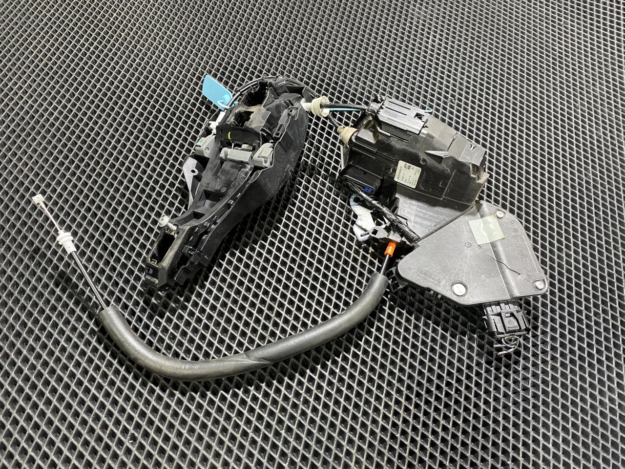 замок двери передней левой Jaguar XE 1 поколение X760 2016, 3.0 л., бензин, АКПП, внедорожник 5 дв., FK72224A81AA, JDE39979, C2P26031, T4A10218, T4A2796, GX73203A29CE - фото №1