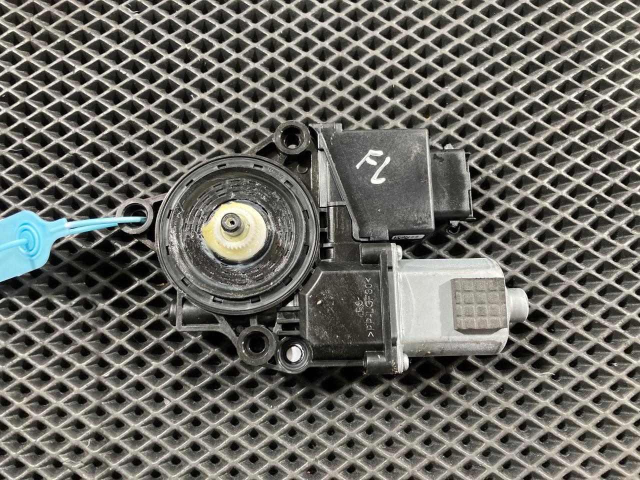 моторчик стеклоподъемника передний левый Kia K5 3 поколение 2020, 1.6 л., G4FP, бензин, АКПП, 617027004, 82450L3010 - фото №1