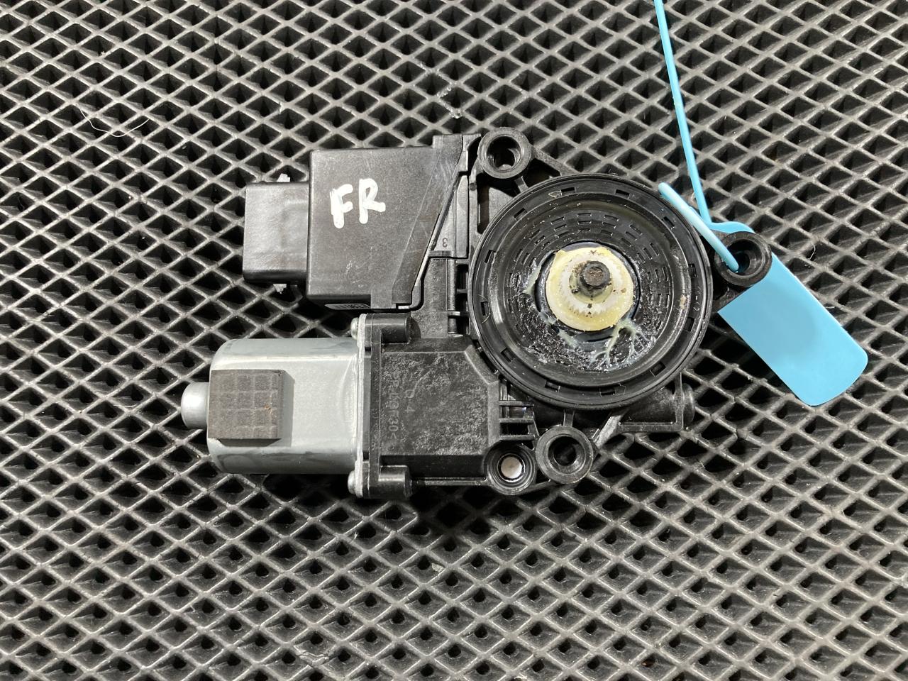 моторчик стеклоподъемника передний правый Kia K5 3 поколение 2020, 1.6 л., G4FP, бензин, АКПП, 82460L3010, 617027104 - фото №1