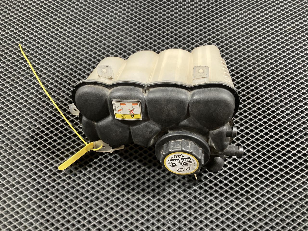 бачок расширительный Jaguar XE 1 поколение X760 2016, 3.0 л., бензин, седан, GX738A080AC, HX738A080AA, T2H4044, T2H42508, T2H19682 - фото №1