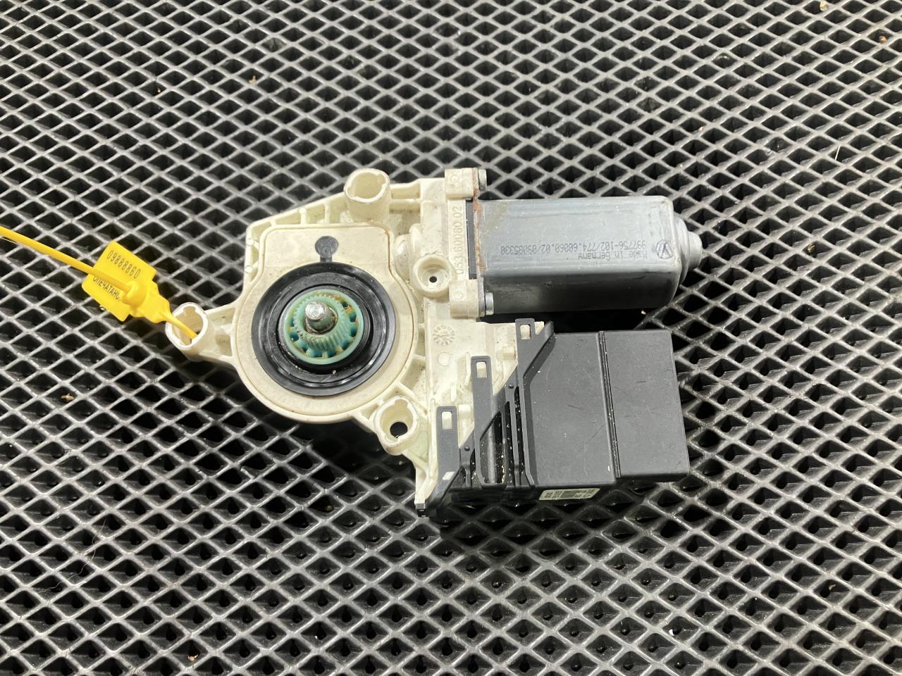 моторчик стеклоподъемника задний левый Volkswagen Passat B6 2005, 2.0 л., BPY, бензин, 1K0959703D, 1K0959703Q - фото №1