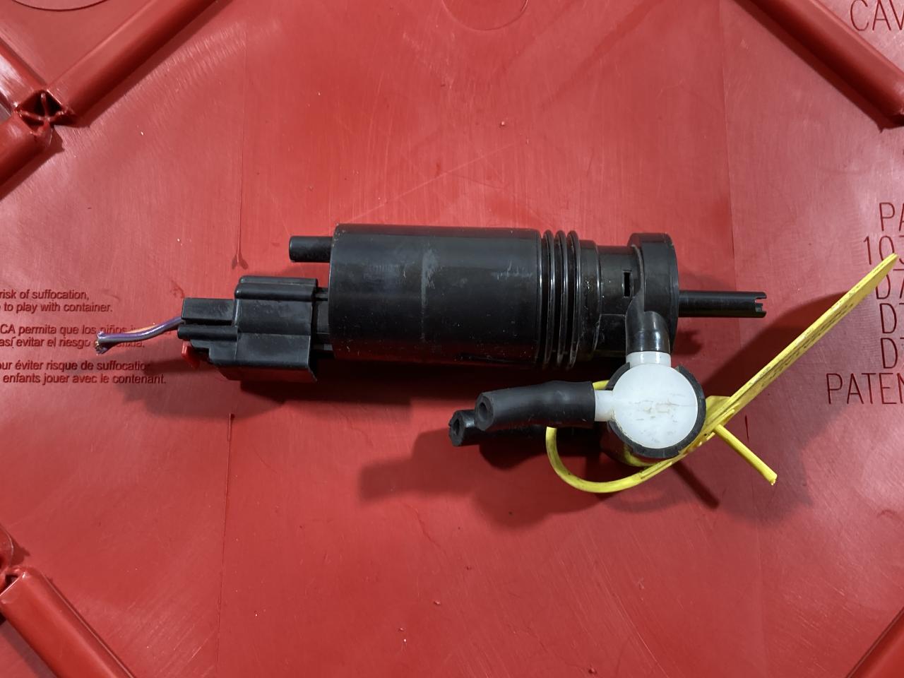 насос (моторчик) омывателя стекла Land Rover Range Rover Sport 2 поколение 2016, 3.0 л., 306PS, бензин, АКПП, внедорожник 5 дв., 1042518001, LR079904 - фото №1