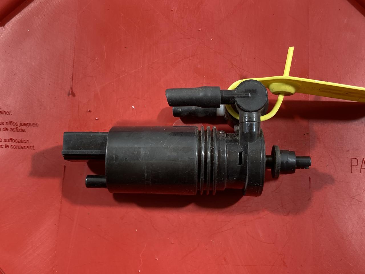 насос (моторчик) омывателя стекла Land Rover Range Rover Sport 2 поколение 2016, 3.0 л., 306PS, бензин, АКПП, внедорожник 5 дв., 1020133002, LR079904 - фото №1