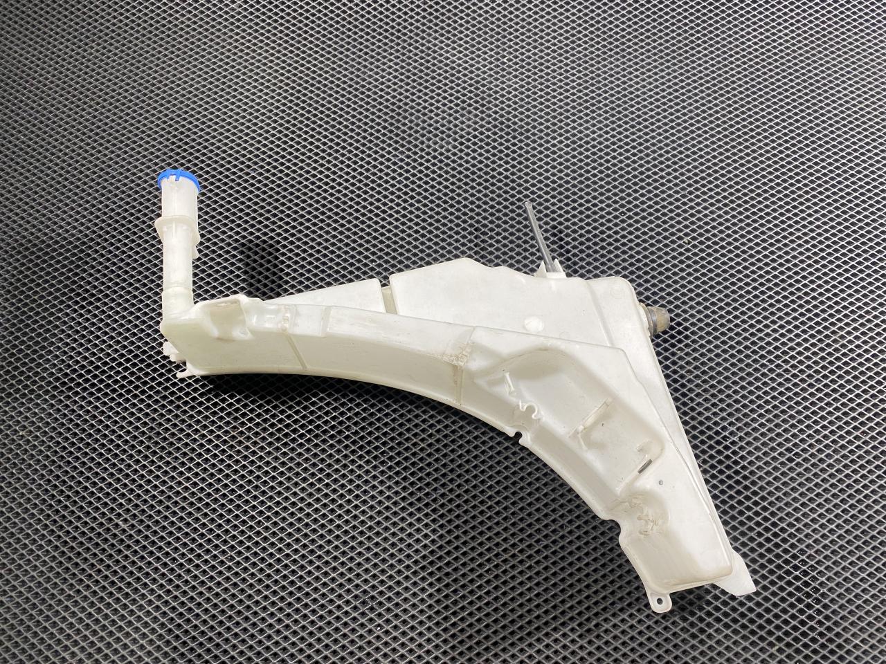 бачок омывателя Land Rover Discovery 5 поколение 2017, 5.0 л., 508PS, бензин, АКПП, внедорожник 5 дв., LR083284, LR107804, LR037565, LR050572, LR070882, LR075624, LR108238, LR110609, LR110607, LR079622, LR037592, HY3217B613AA - фото №1