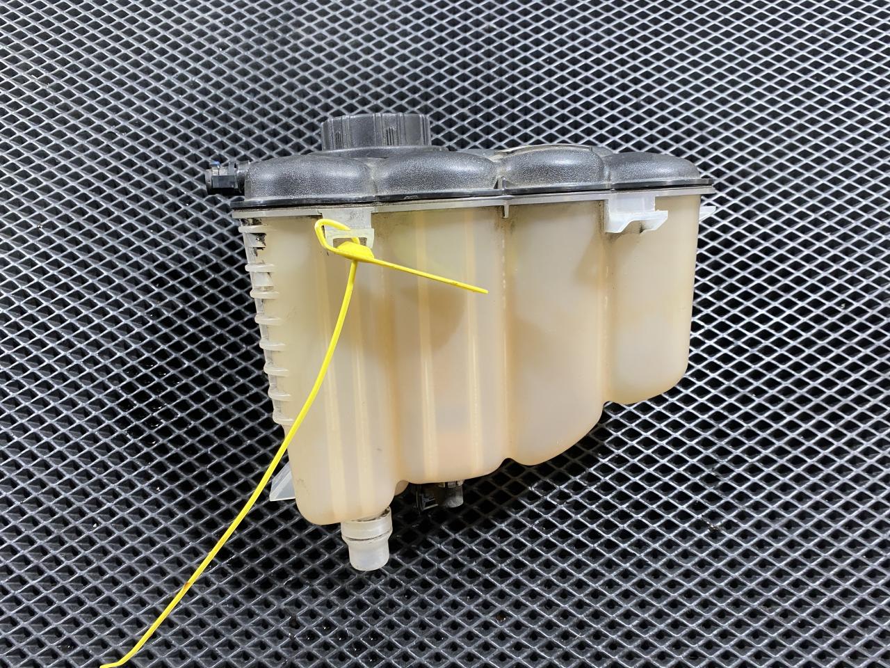 бачок расширительный Jaguar F-Pace 1 поколение X761 2016, 3.0 л., бензин, внедорожник 5 дв., GX738A080AC, T2H4044, T2H42508, T2H19682 - фото №1