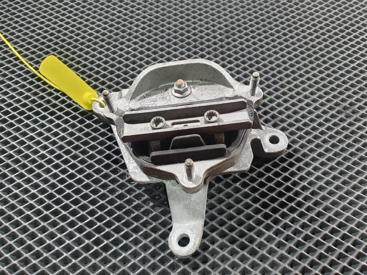 подушка крепления КПП Audi A8 D4/4H 2012, 4.2 л., CDRA, бензин, седан, 8K0399151, 8K0399115BS - фото №1