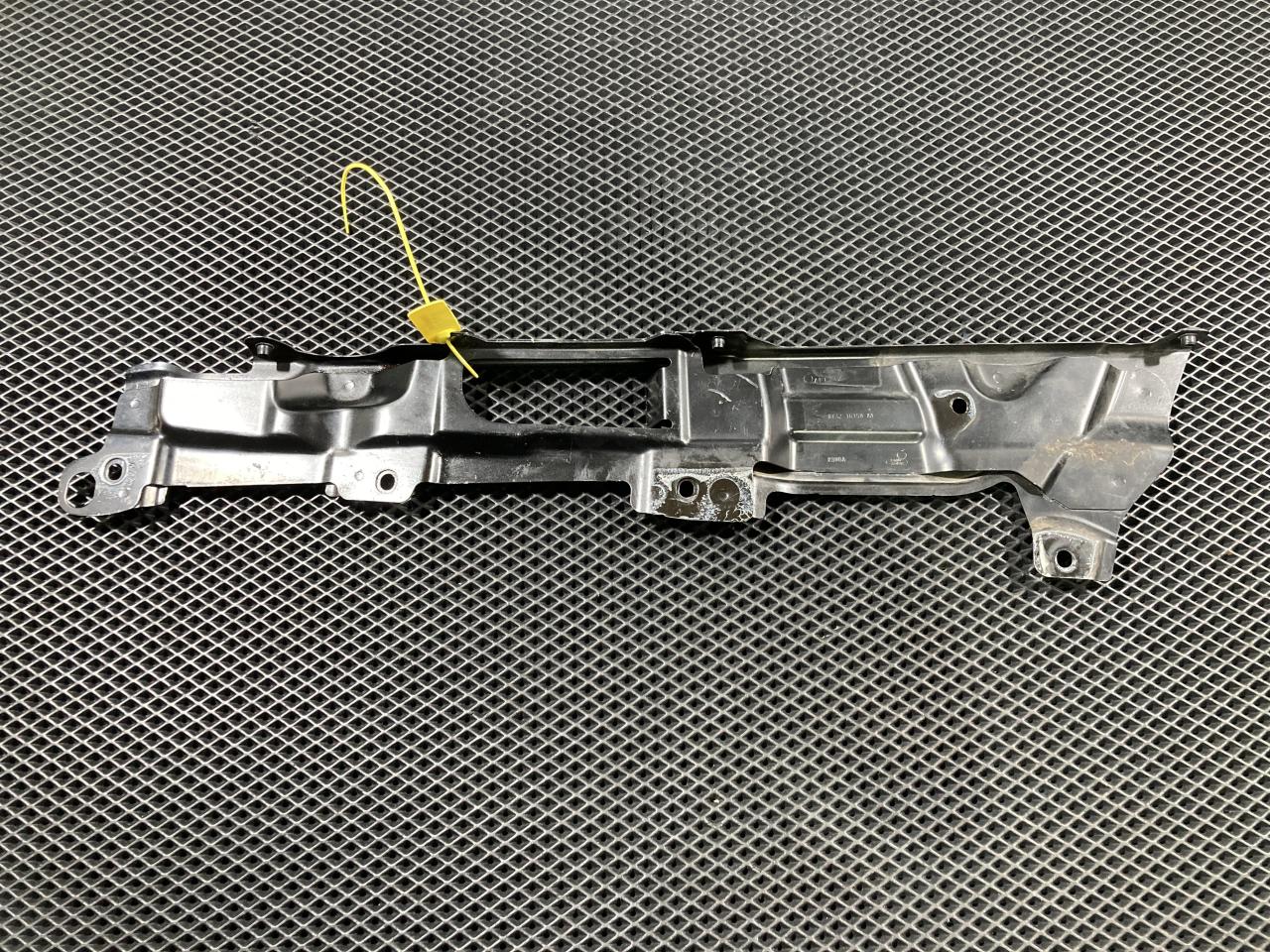 крепление ( кронштейн ) крыла Land Rover Discovery 5 поколение L462 2018, 3.0 л., 306DT, дизель, АКПП, внедорожник 5 дв., HY3216150AA, LR105082, LR080201 - фото №1