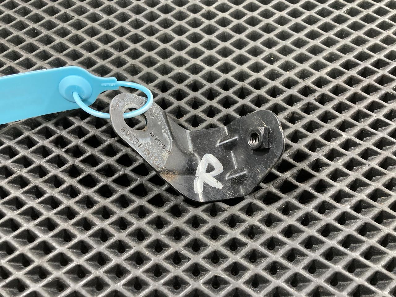 крепление ( кронштейн ) крыла Jaguar XE 1 поколение 2019, 3.0 л., бензин, седан, GX7316E129AB - фото №1