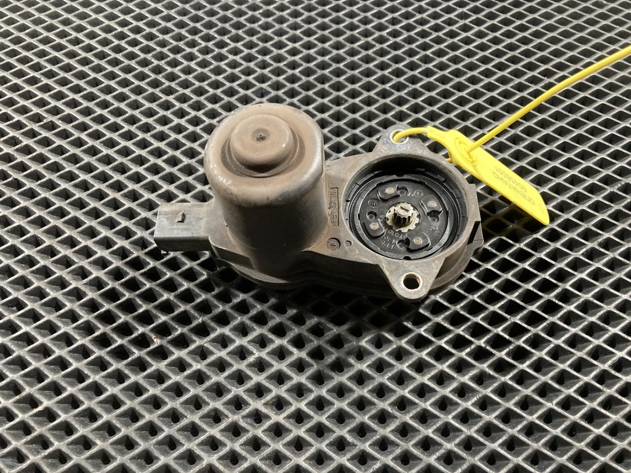 электроручник Audi A8 D4/4H 2012, 4.2 л., CDRA, бензин, АКПП, седан, 4G5N, 32337647C, 4H0998281 - фото №1