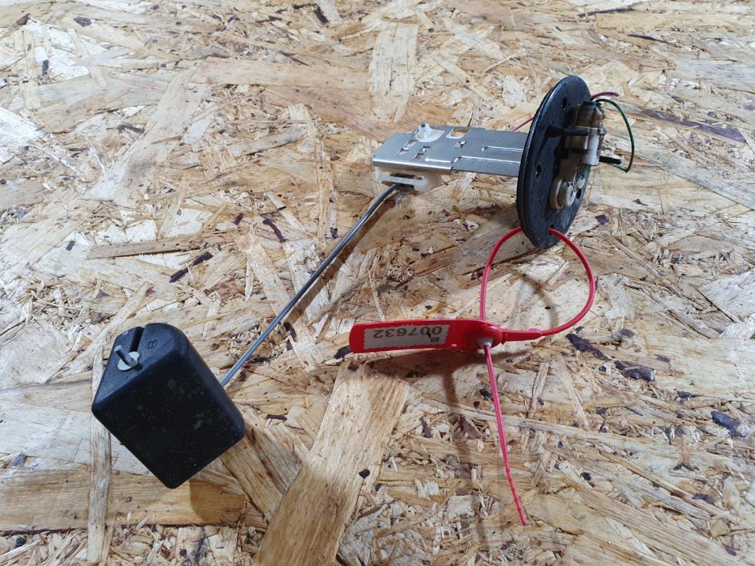 датчик уровня топлива Lexus LS 4 поколение 2007, 4.6 л., 1UR-FSE, бензин, АКПП, седан, 83320-80438 - фото №1