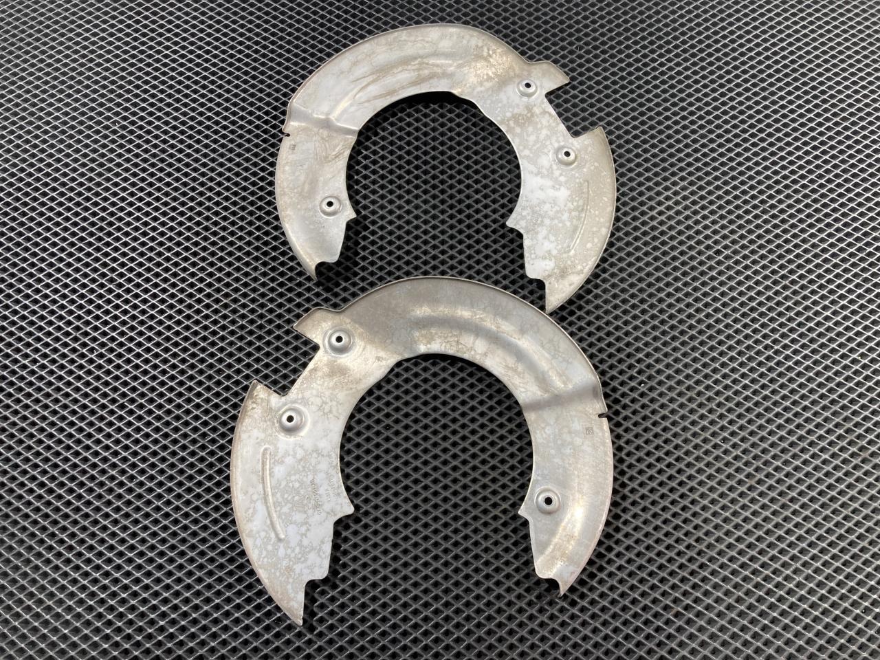 защитный кожух тормозного механизма Jaguar XE 1 поколение X760 2016, 3.0 л., AJ 126, бензин, АКПП, GX732K005AD, GX732K004AD, T4N1634, T4N1636 - фото №1