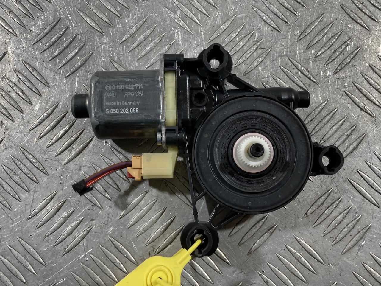 моторчик стеклоподъемника Porsche Macan 1 поколение 95B 2016, 3.0 л., MCT.MA, бензин, АКПП, внедорожник 5 дв., 5Q0959802A, 0130822714 - фото №1