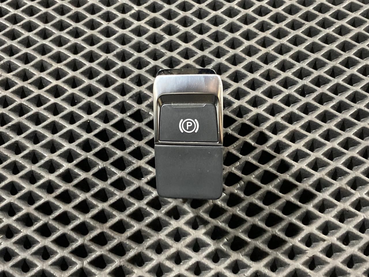 кнопка ручного тормоза (ручника) Audi A6 4G/C7 2013, 2.0 л., CAEB, бензин, АКПП, седан, 4G1927225C - фото №1