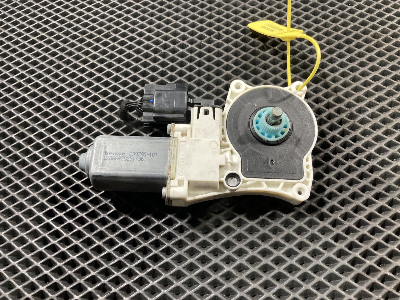 моторчик стеклоподъемника Jaguar XE 1 поколение X760 2016, 2.2 л., 224DT, дизель, АКПП, седан, C39790-101 - фото №1