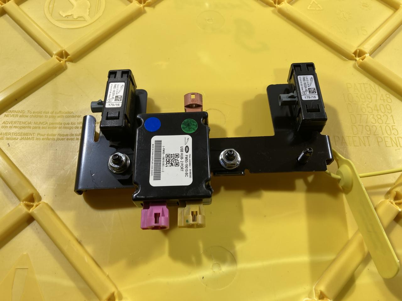 антенна Jaguar F-Pace 1 поколение X761 2016, 3.0 л., бензин, АКПП, внедорожник 5 дв., C2D36868, FW9319C024AB, FW9319010BC, GJ3219054BA, C2D38006, T2H17460 - фото №1