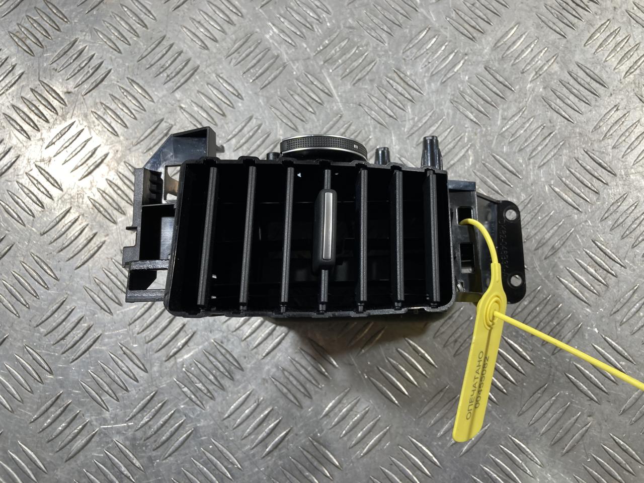 дефлектор обдува салона Land Rover Range Rover Sport 2 поколение 2016, 3.0 л., 306DT, дизель, АКПП, внедорожник 5 дв., DK62046B31A, LR044686, LR084736 - фото №1