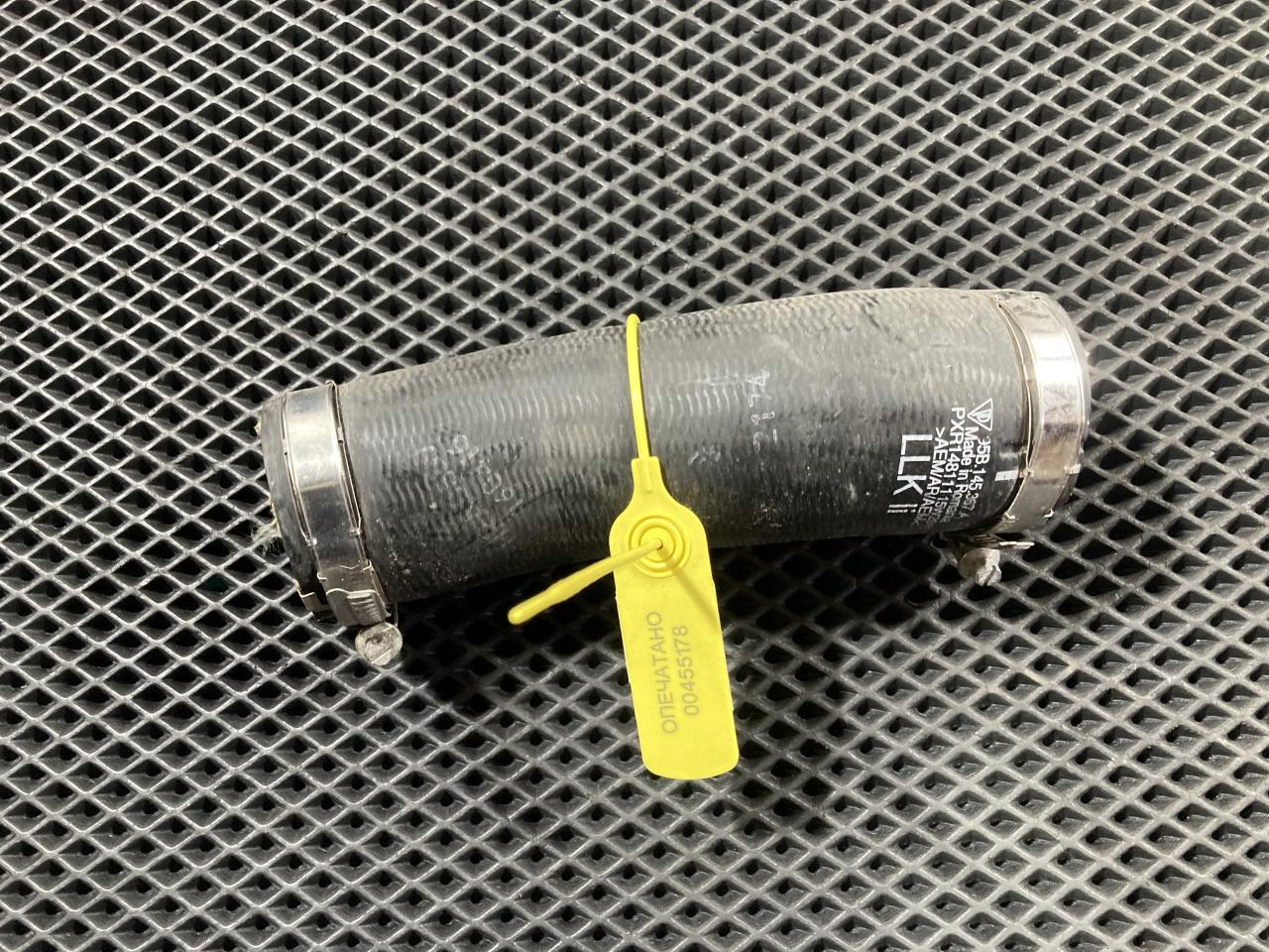 патрубок интеркулера Porsche Macan 1 поколение 2016, 3.0 л., бензин, АКПП, внедорожник 5 дв., 95B145367A - фото №1