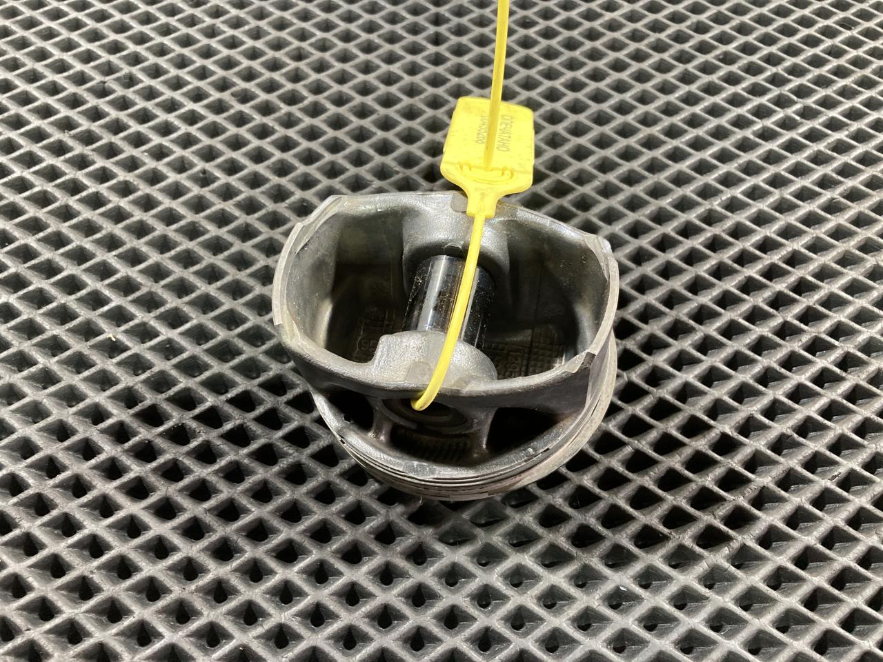 поршень Jaguar XE 1 поколение 2017, 3.0 л., AJ 126, бензин, АКПП, седан, 306PS, AJ126 - фото №1