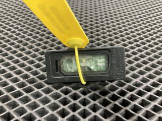 подсветка номера Land Rover Discovery 5 поколение 2017, 3.0 л., 306PS, бензин, АКПП, внедорожник 5 дв., HY3213B627AB, LR089442