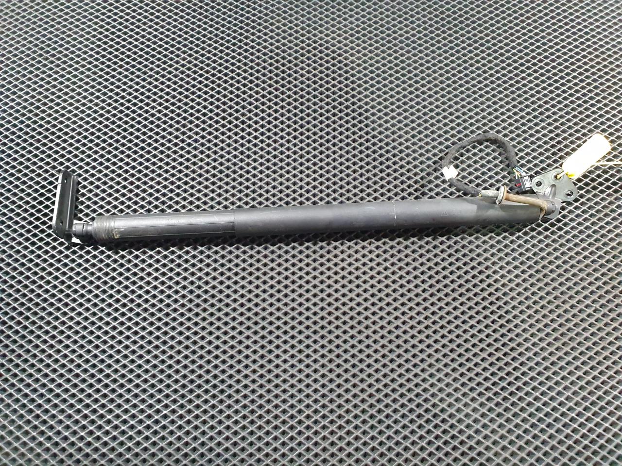 амортизатор крышки багажника (3-5 двери) Porsche Macan 1 поколение 95B 2016, 3.0 л., MCT.MA, бензин, АКПП, внедорожник 5 дв., 95B827851B, 95B827427B, 95B827601A - фото №1