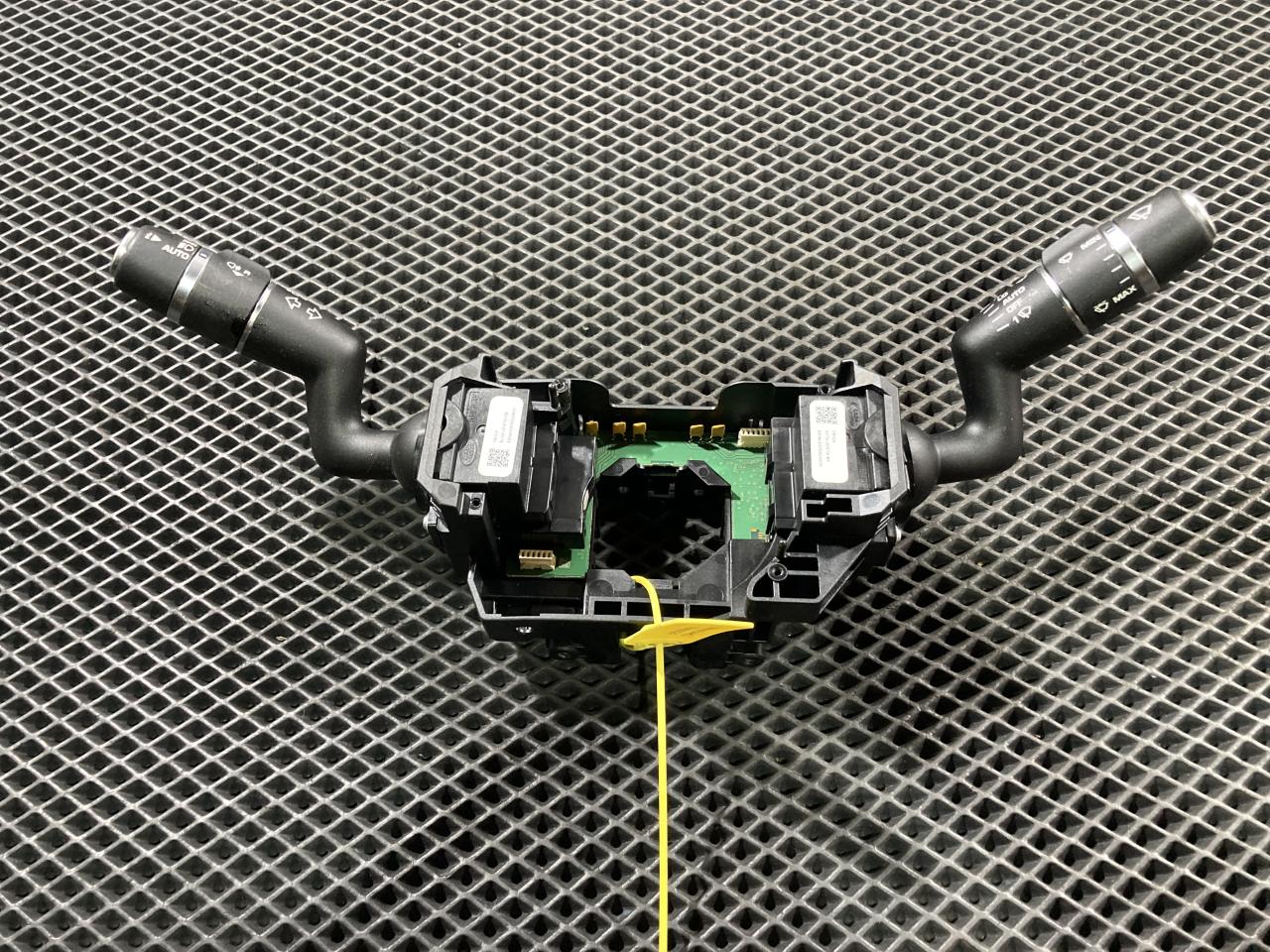 переключатель подрулевой (стрекоза) Jaguar XE 1 поколение 2017, 3.0 л., AJ 126, бензин, АКПП, седан, BJ323F972CB, GX733F973BA, GX7313N064DB, T4N16224, T4N4346, T4N3848, T4N20333, T4N3847, T4N4335 - фото №1