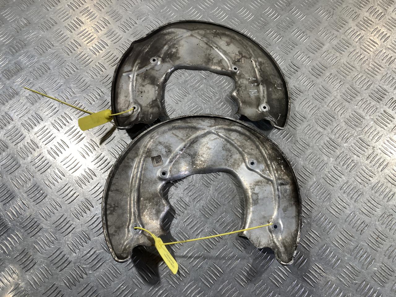 защитный кожух тормозного механизма Audi A4 B9 2017, 2.0 л., бензин, АКПП, седан, 8W0615311E, 8W0615312E - фото №1