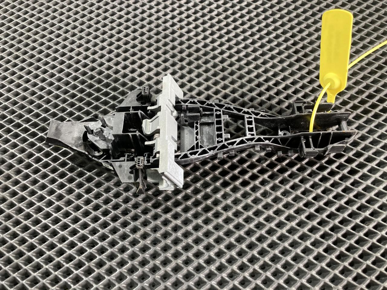 скелет ручки двери передней правой Land Rover Discovery 5 поколение 2017, 3.0 л., бензин, АКПП, внедорожник 5 дв., BJ32224N02, C2D56224, LR025540, LR108184, LR078757 - фото №1