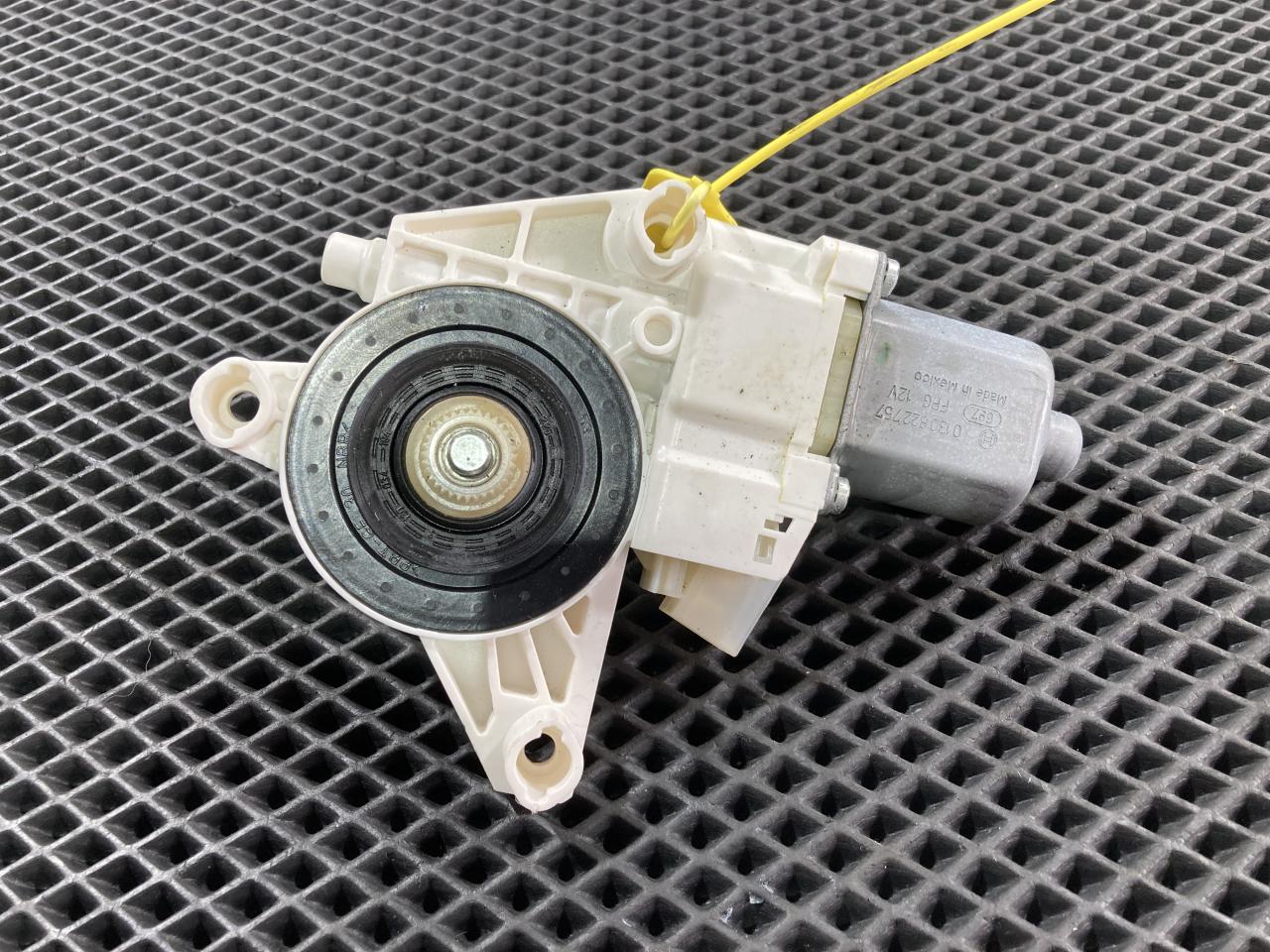 моторчик стеклоподъемника задний левый Mercedes-Benz GL-Класс X166 (2012 - 2016), A1669060501, 0130822757 - фото №1
