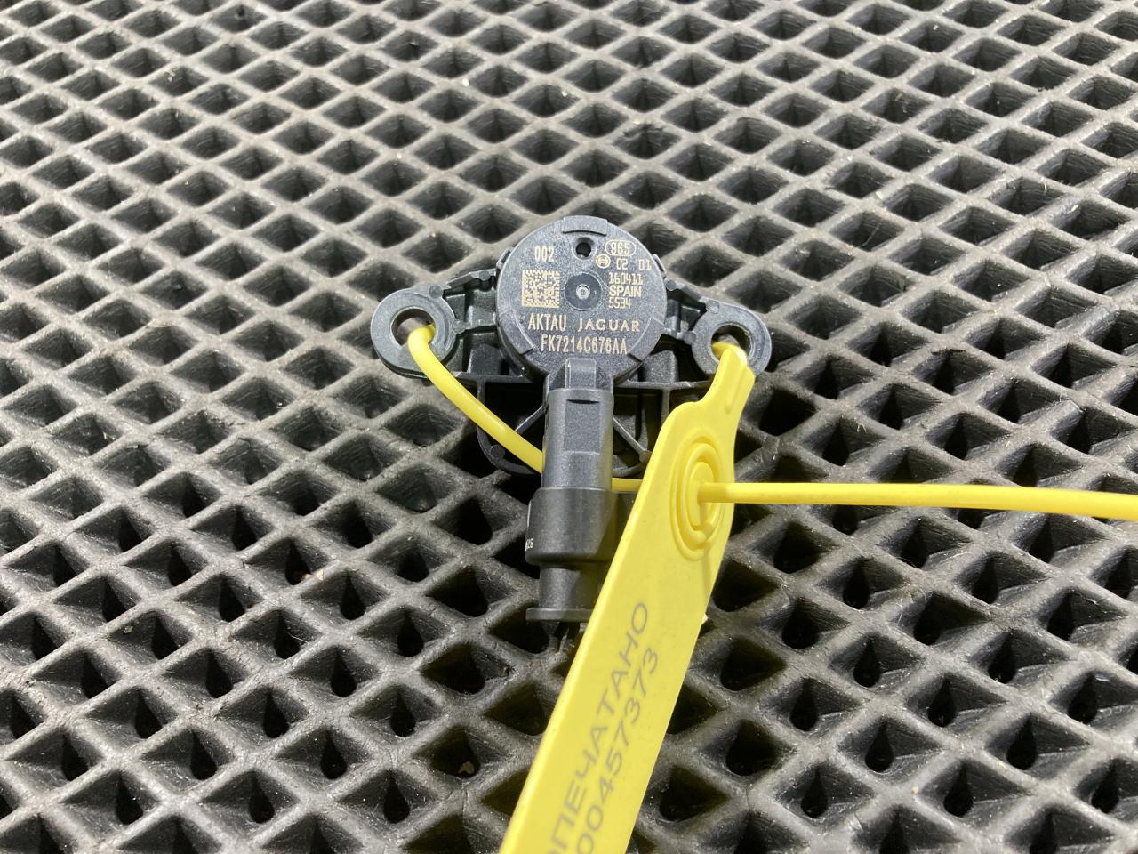 датчик AirBag Jaguar XE 1 поколение 2016, 3.0 л., бензин, АКПП, седан, FK7214C676AA, T2H2803, LR059793 - фото №1