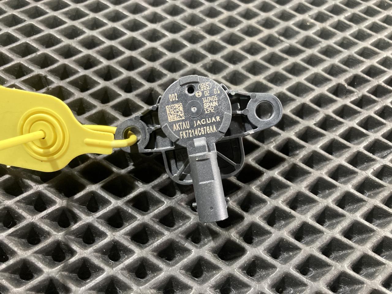 датчик AirBag Jaguar XE 1 поколение 2016, 3.0 л., бензин, АКПП, седан, FK7214C676AA, T2H2803, LR059793 - фото №1