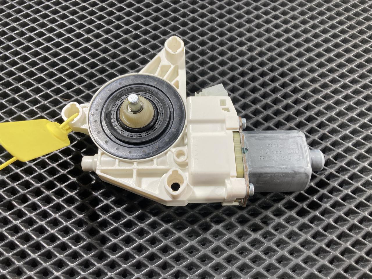 моторчик стеклоподъемника задний правый Mercedes-Benz GL-Класс X166 2014, 4.7 л., M 278.928, бензин, АКПП, внедорожник 5 дв., A1669060601, 0130822756 - фото №1