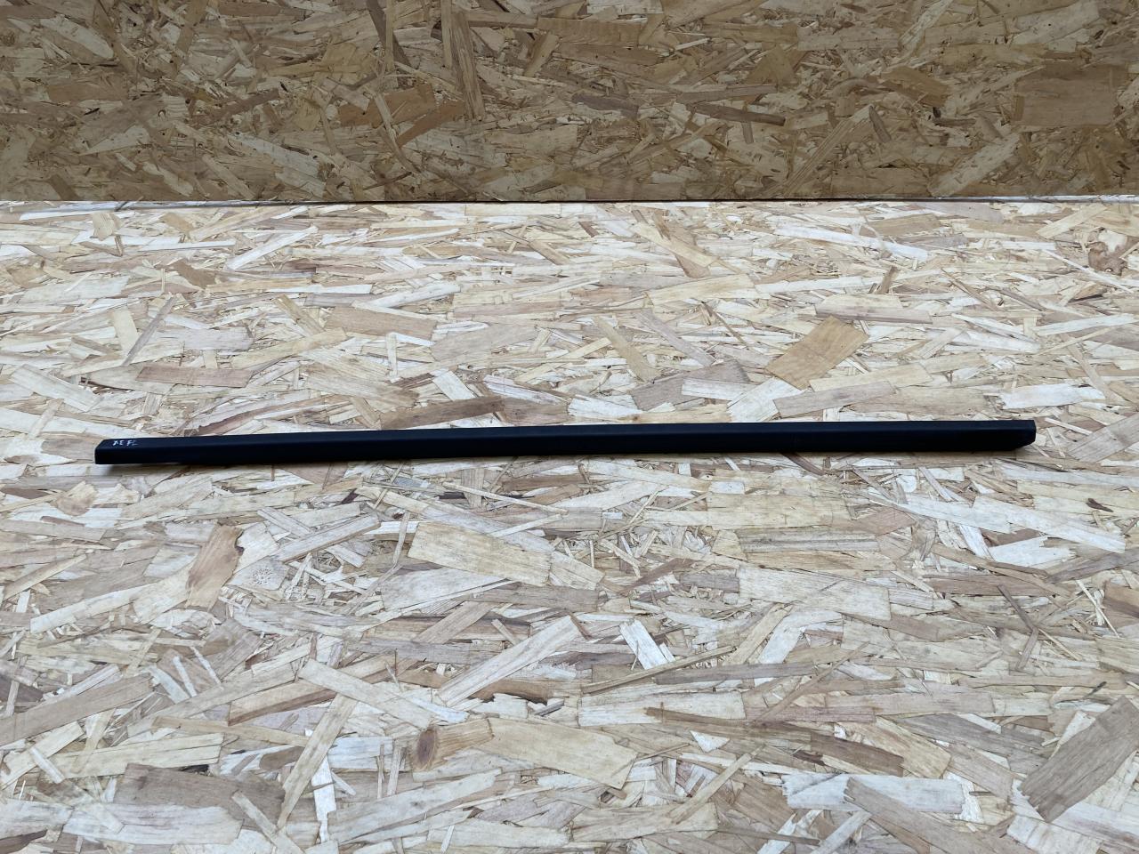 молдинг двери передней левой Jaguar XE 1 поколение 2016, 3.0 л., бензин, АКПП, седан, T2H16790, T2H3021 - фото №1