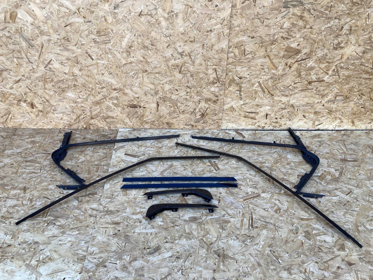 Комплект молдингов Land Rover Discovery 5 поколение L462 2017, 3.0 л., бензин, АКПП, внедорожник 5 дв., HY32254A43A, HY32254A42A, HY32255A60AB, HY32255A61AB, HY32208A96AB, HY32208A97AB, HY32255A62AF, HY32255A63AF, LR082904, LR148865, LR082903, LR148864, LR082907, LR082906, LR082895, LR082896, LR107259, LR148866, LR107260, LR148867 - фото №1