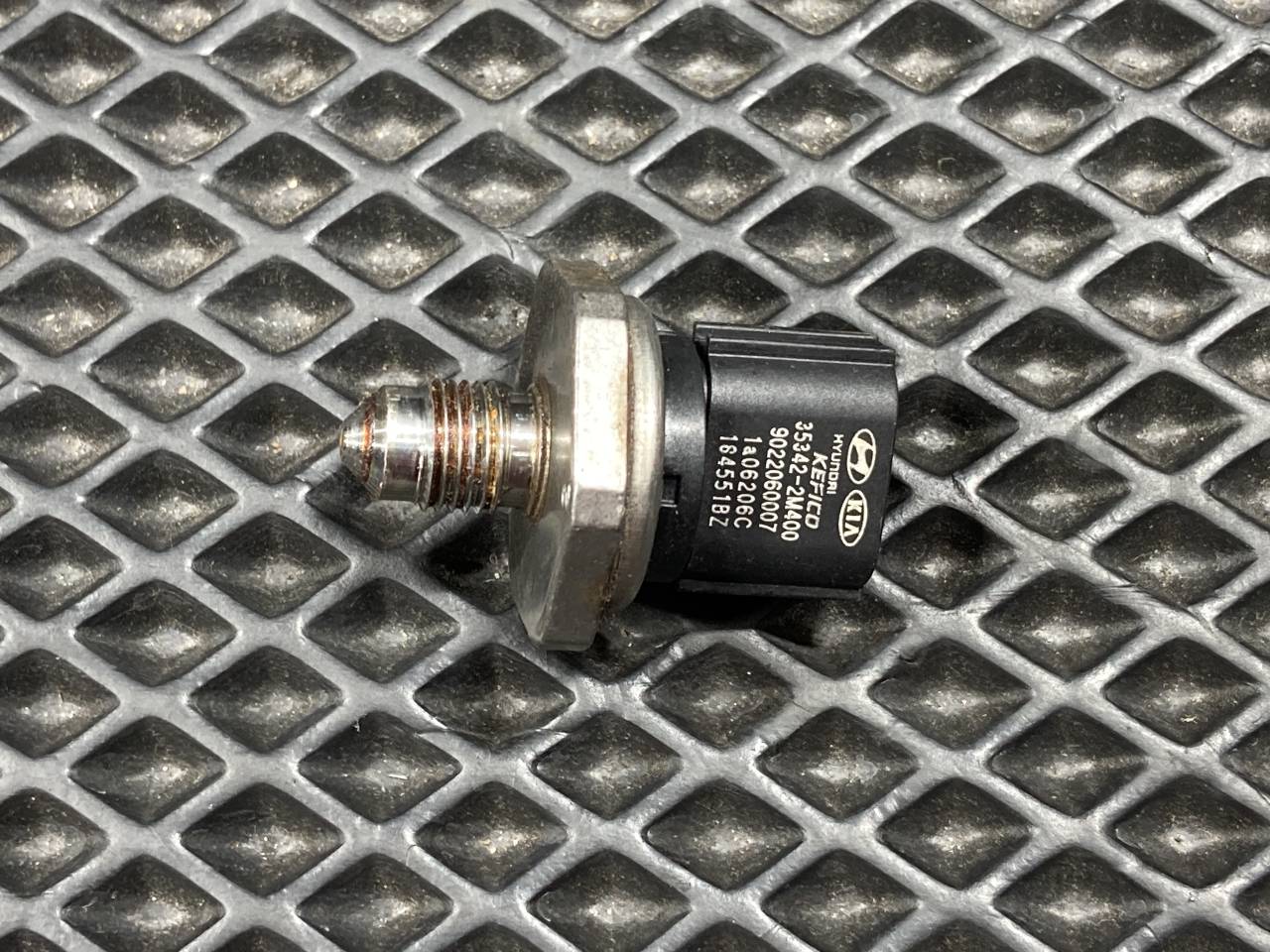 датчик давления топлива Kia K5 3 поколение 2020, 1.6 л., G4FP, бензин, АКПП, 35342-2M400 - фото №1