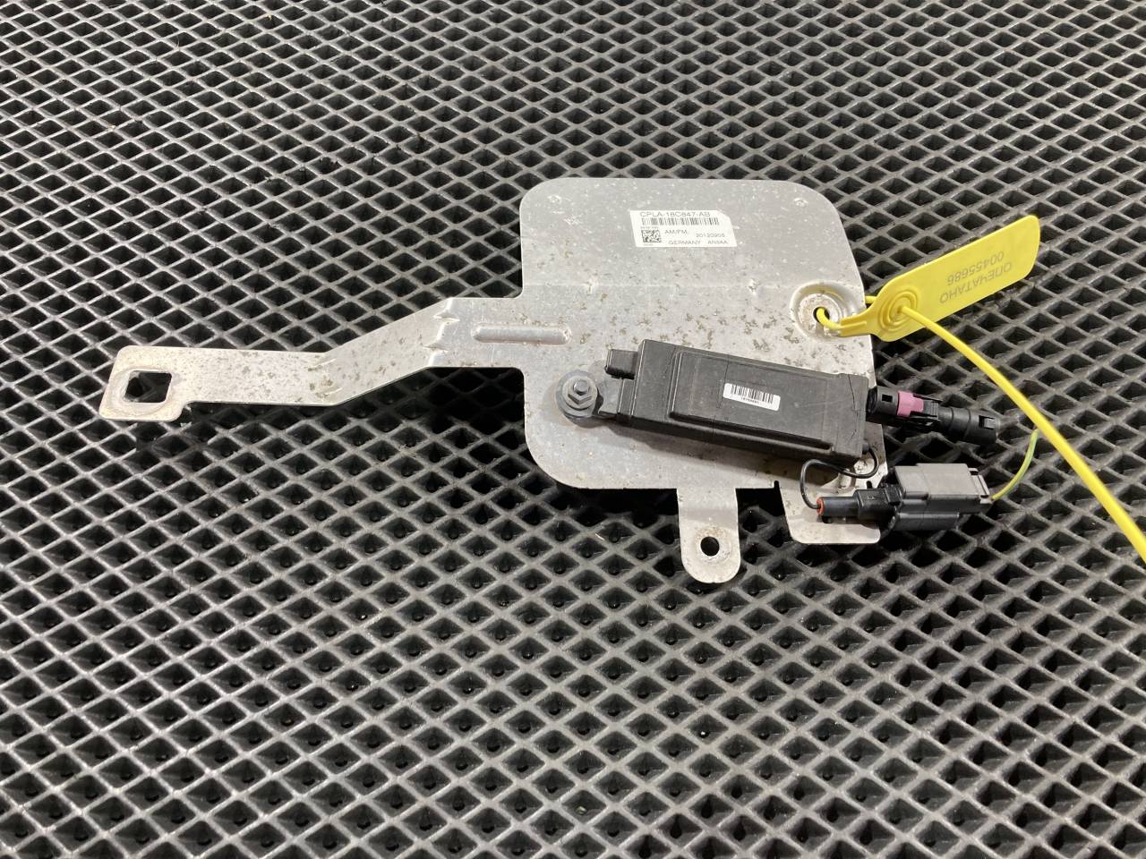 антенна Land Rover Range Rover 4 поколение 2014, 3.0 л., LR-V6, бензин, АКПП, внедорожник 5 дв., LR037997, CPLA18C847AB - фото №1