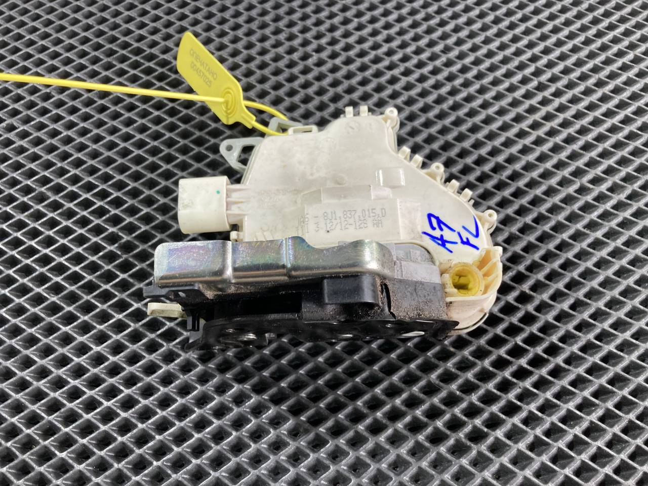 замок двери передней левой Audi A7 4G 2012, 3.2 л., CALB, бензин, АКПП, лифтбэк, 8J1837015D - фото №1
